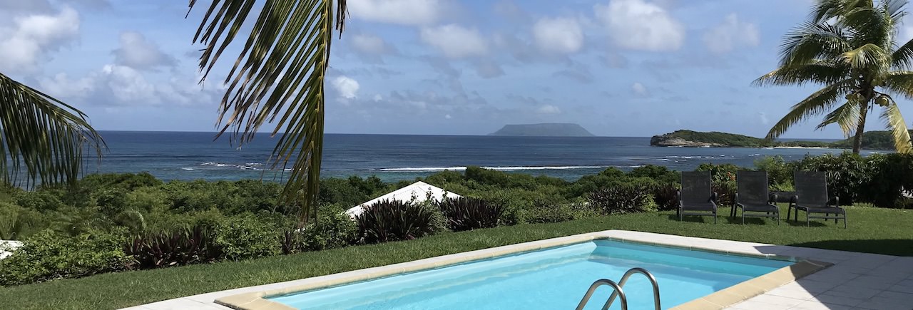 Villa à louer en Guadeloupe, vue mer, piscine, bord de mer, 3 chambres, 3 sdb, salon, cuisine, terrasse. Vacances inoubliables garanties.